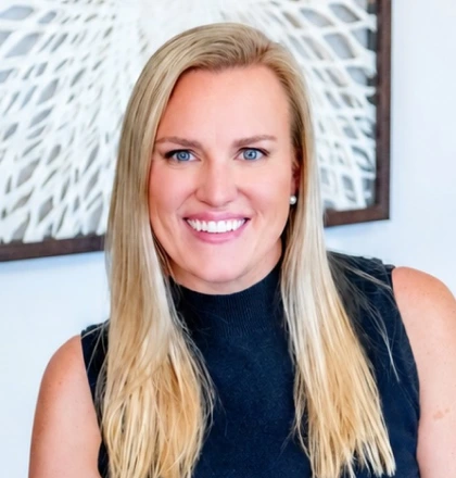 julia schmidt headshot